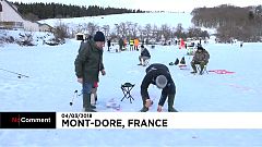 Pêcher le poisson sous la glace