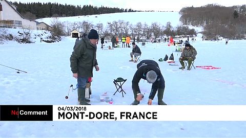 Pêcher le poisson sous la glace