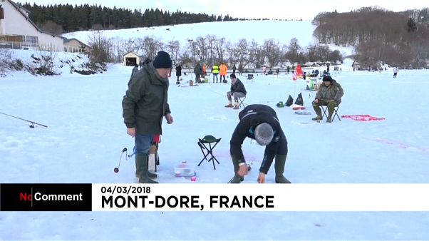 Pêcher le poisson sous la glace Pêcher le poisson sous la glace