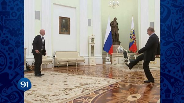 Poutine et Infantino tapent le ballon à J-100 Poutine et Infantino tapent le ballon à J-100