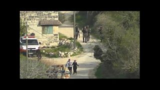جنود إسرائيليون يستهدفون أما وأبا يحمل رضيعه بالقنابل المسيلة للدموع