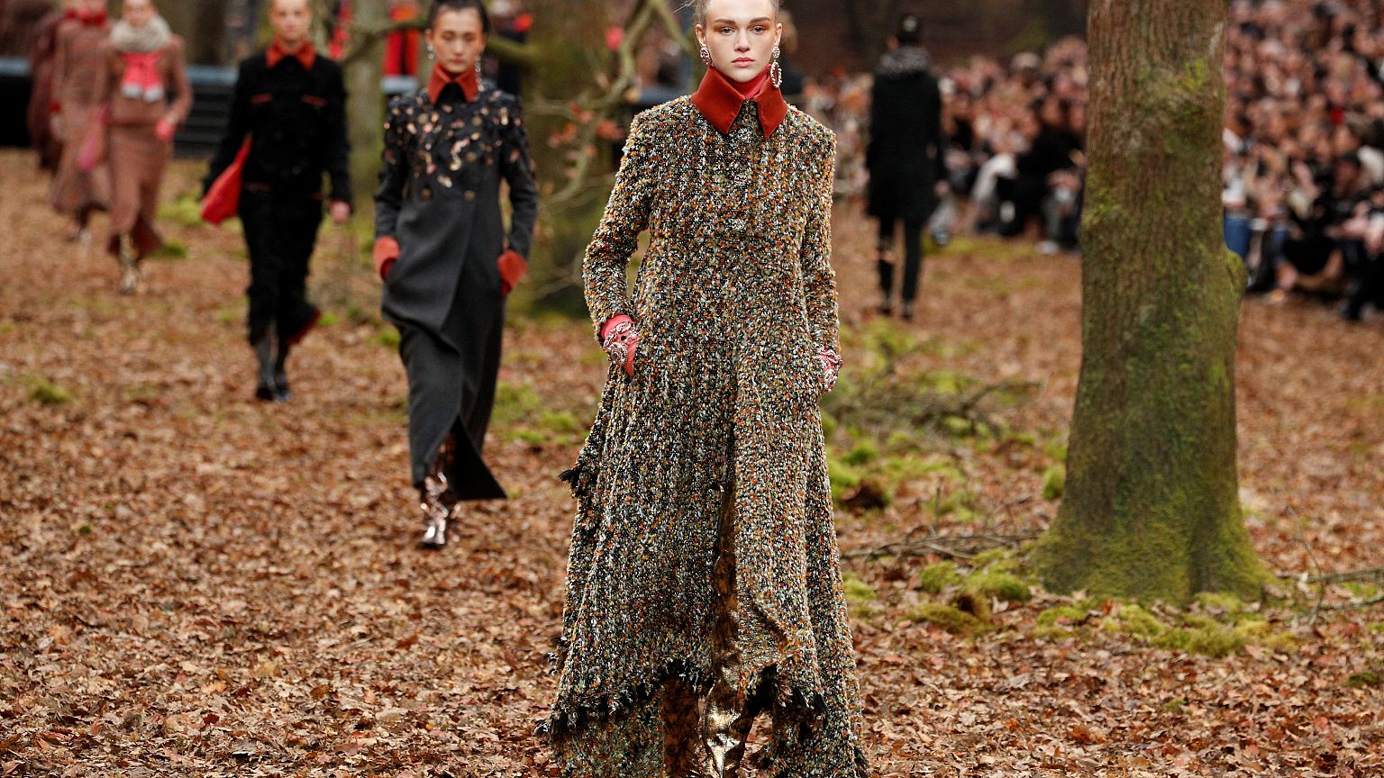 Models präsentieren neue Chanel-Kollektion im Kunstwald