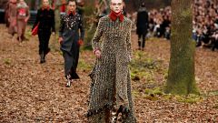 Models präsentieren neue Chanel-Kollektion im Kunstwald