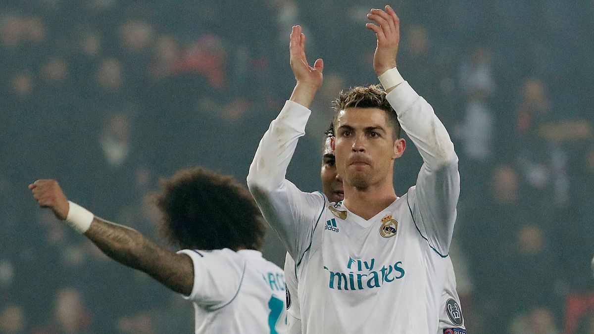 Cristiano Ronaldo aplaude a los hinchas tras el partido