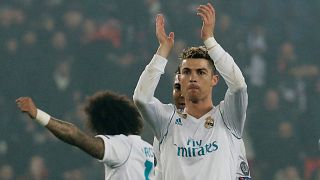 Cristiano Ronaldo aplaude a los hinchas tras el partido
