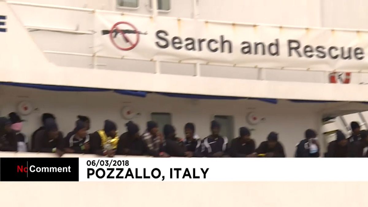 Migrantes resgatados no Mediterrâneo chegam à Sicília