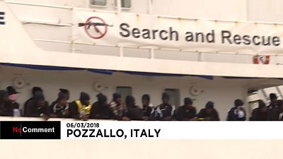 Migrantes resgatados no Mediterrâneo chegam à Sicília