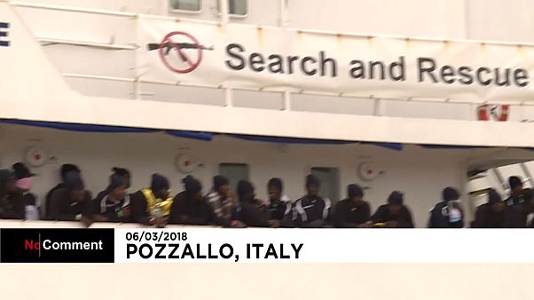Migrantes resgatados no Mediterrâneo chegam à Sicília Migrantes resgatados no Mediterrâneo chegam à Sicília