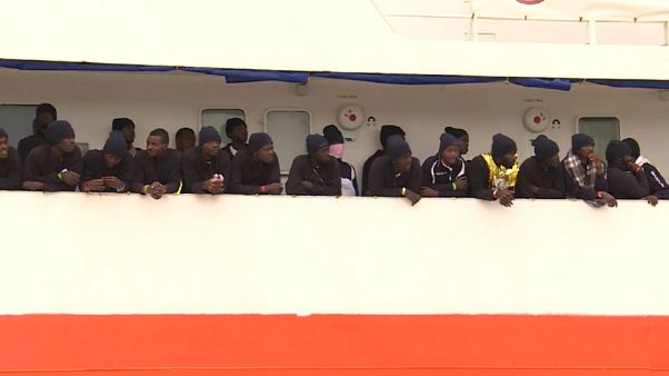 Afrikalı göçmenlerin 'umut yolculuğu' aralıksız sürüyor Afrikalı göçmenlerin 'umut yolculuğu' aralıksız sürüyor