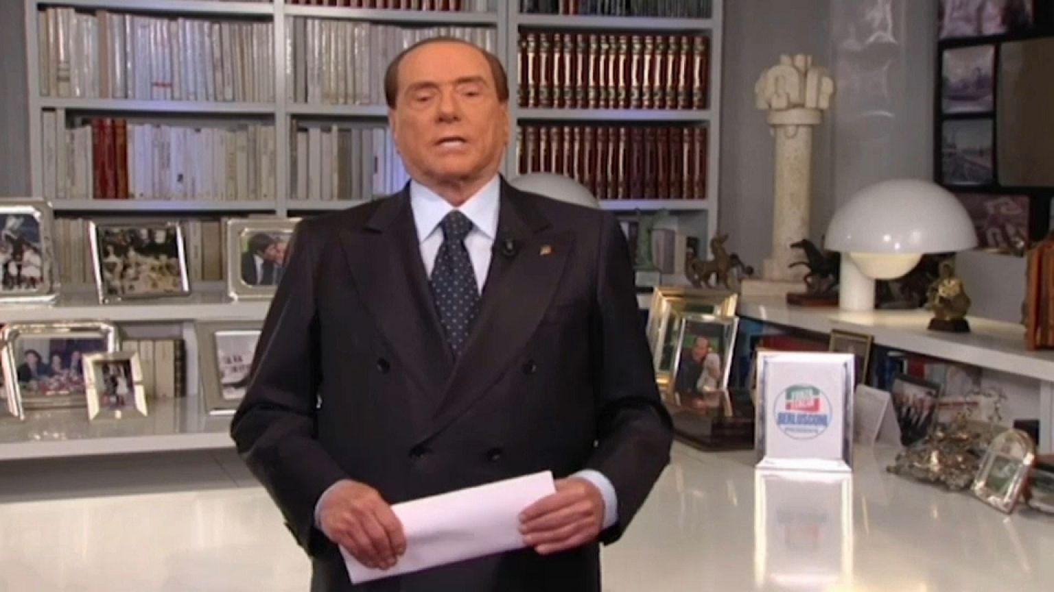 Berlusconi: "io leader di FI, regista del centro-destra e garante della compattezza della coalizione"