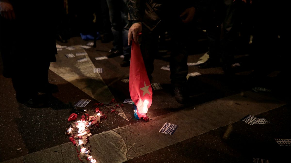 Yunanistan'da göstericiler Türk bayrağını yaktı