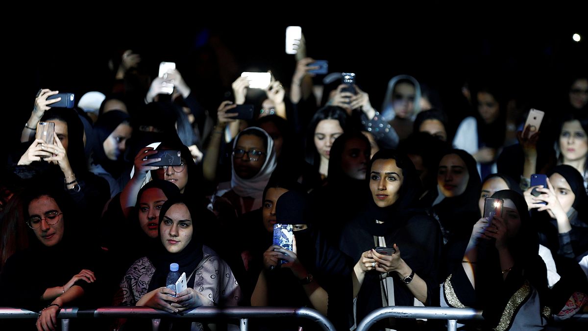 سعوديات أثناء حضورهن لمهرجان لموسيقي الجاز بالرياض 