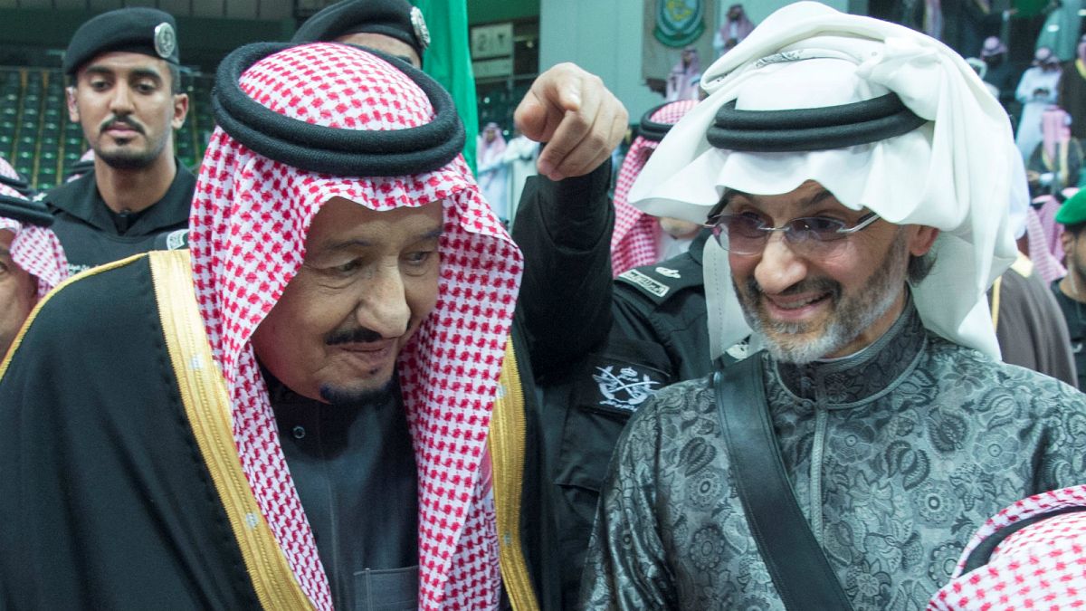 الوليد بن طلال (يمين) بصحبة ملك السعودية سلمان بن عبد العزيز آل سعود (يسار)