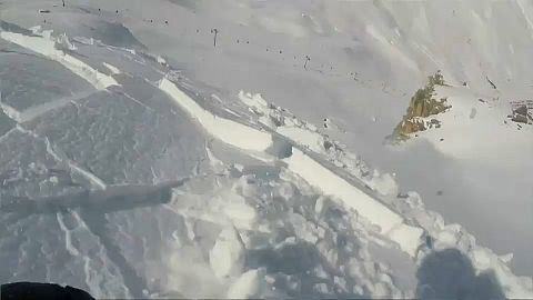Сноубордист ушёл от лавины