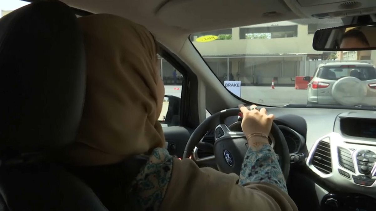 المرأة السعودية تدخل عالم قيادة السيارات بقوة