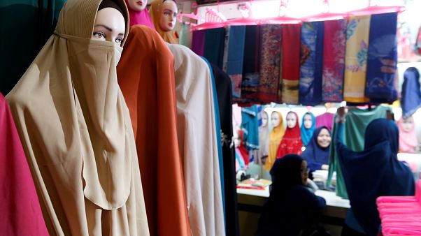 جامعة حكومية تحظر ارتداء النقاب جامعة حكومية تحظر ارتداء النقاب