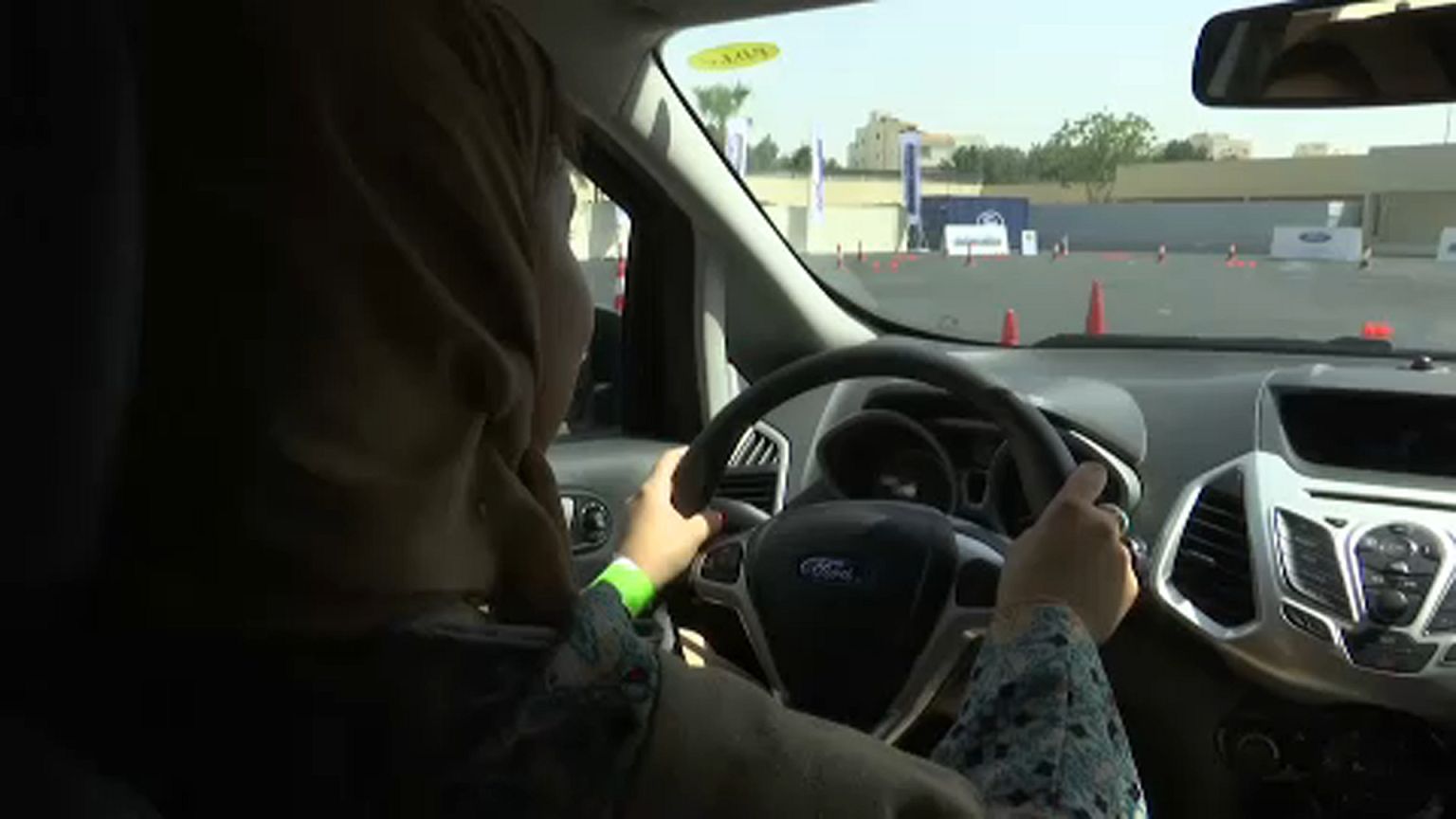 Mulheres aprendem a conduzir na Arábia Saudita