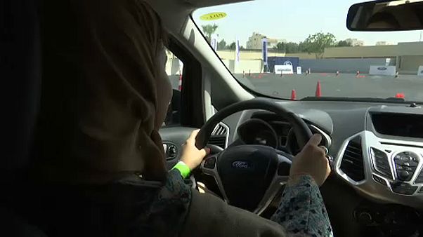 Mulheres aprendem a conduzir na Arábia Saudita Mulheres aprendem a conduzir na Arábia Saudita