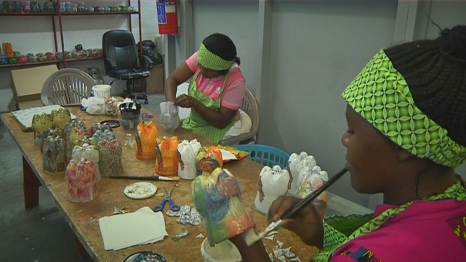 Güney Afrika: Plastik şişeler dekoratif ev eşyalarına dönüşüyor 