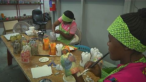 Güney Afrika: Plastik şişeler dekoratif ev eşyalarına dönüşüyor 