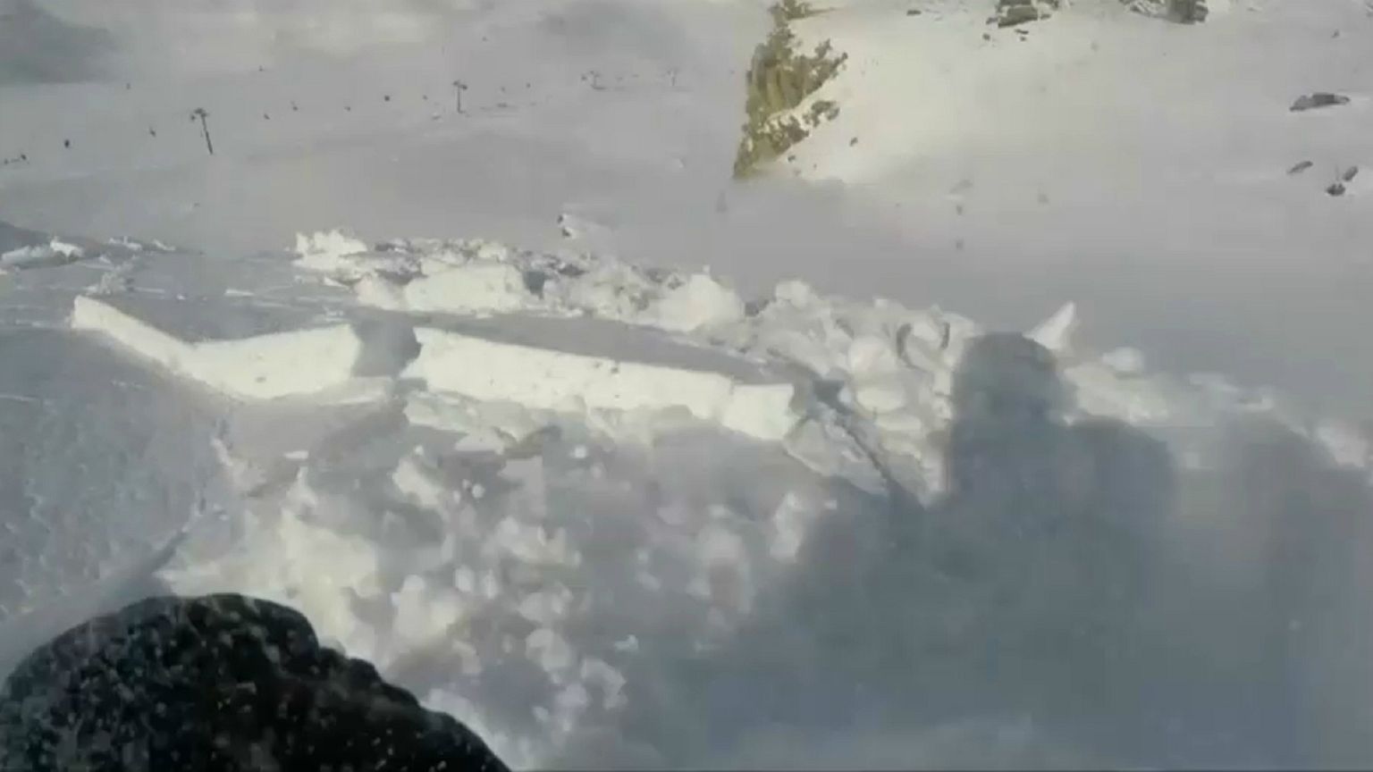 Praticante de snowboard escapa a avalanche