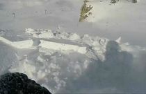 Praticante de snowboard escapa a avalanche