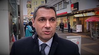 یانوش لازار سیاستمدار مجارستانی در خیابانی در وین