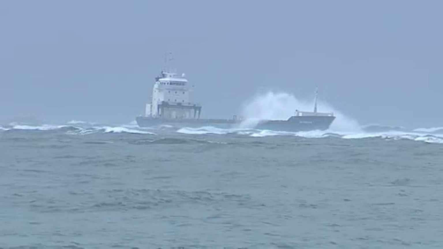 Cargueiro espanhol continua encalhado no Tejo