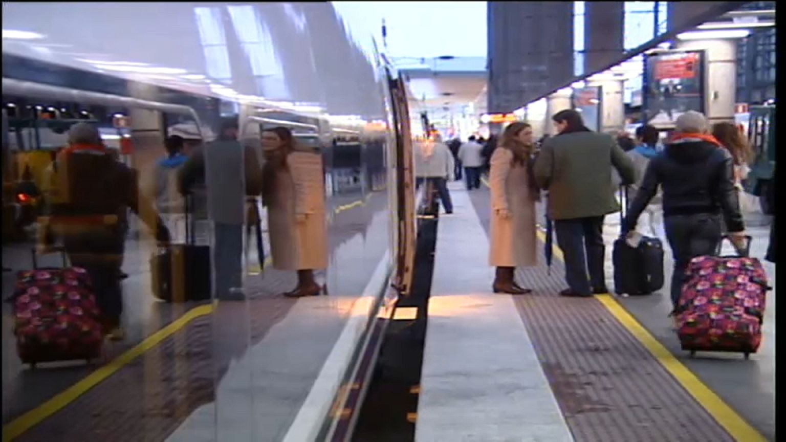 Centenares de trenes anulados por la huelga de mujeres en España