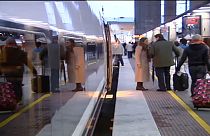 Centenares de trenes anulados por la huelga de mujeres en España