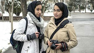 سنتان سجنا لإيرانية خلعت حجابها