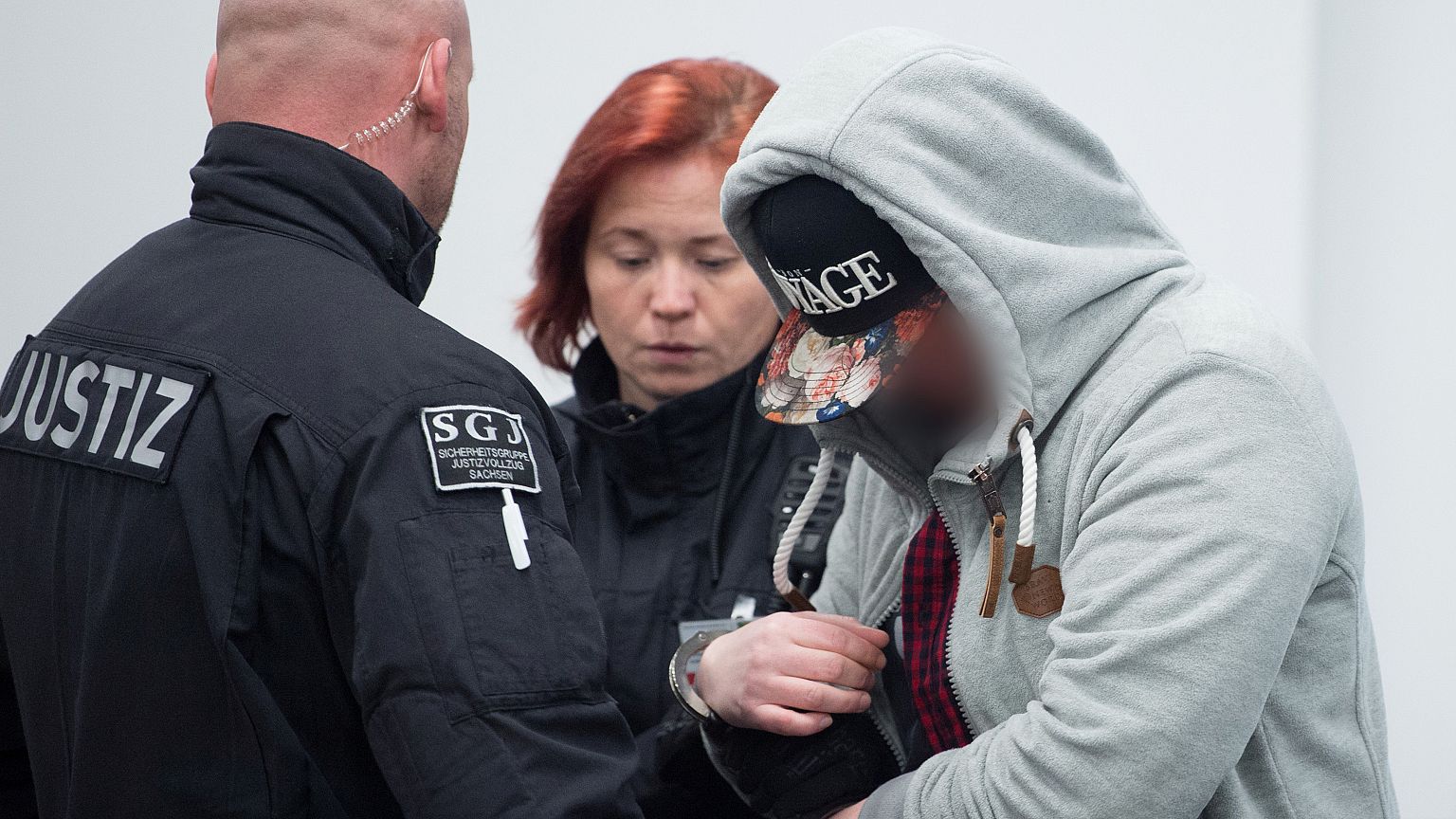 أحد اعضاء حركة فرايتال اليمينية المتطرفة أثناء دخوله لقاعة المحكمة