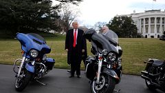 Trump firma per i dazi doganali