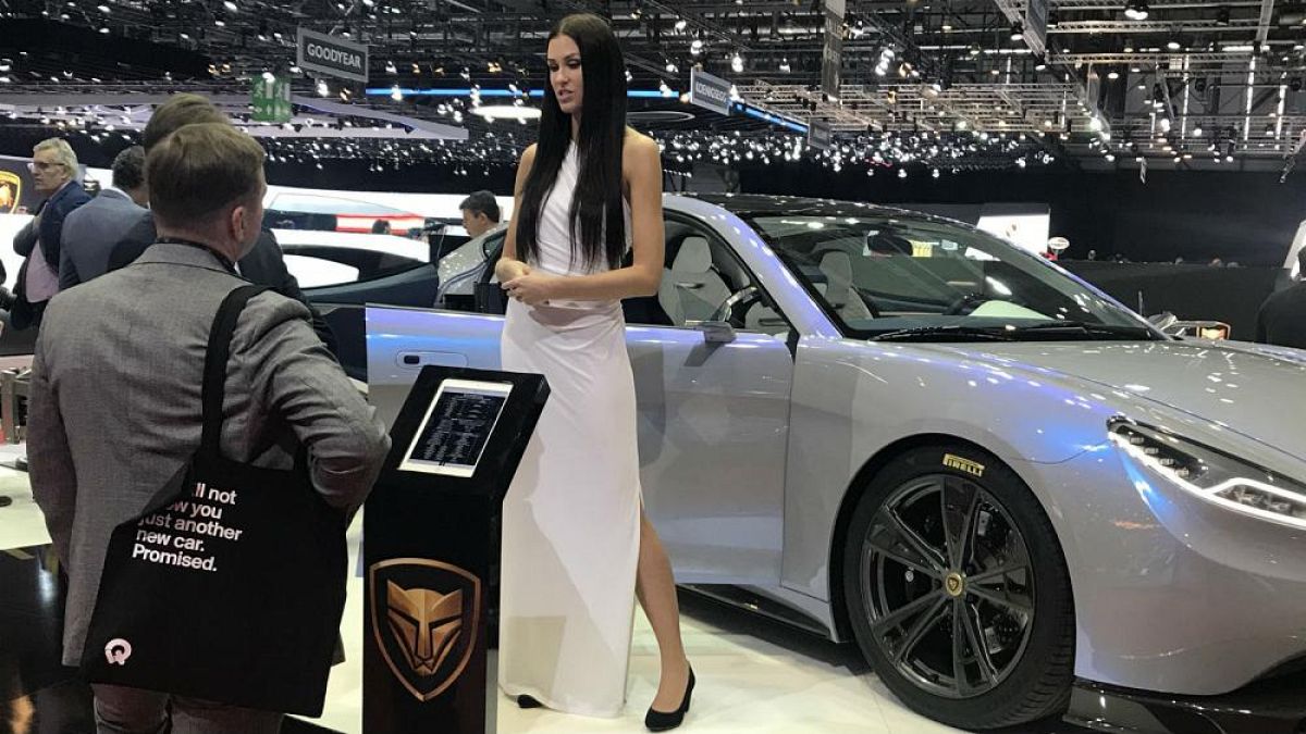 Ein Model präsentiert die Marke Lvchi auf dem Genfer Autosalon