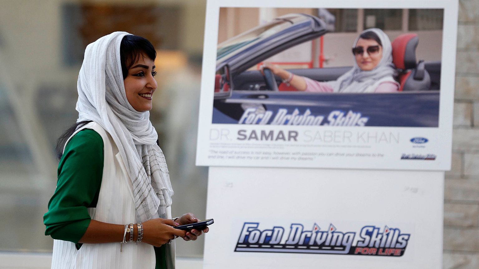 Diese Frau nimmt in Jeddah Fahrstunden. 