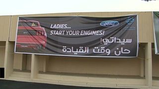 Mulheres aprendem a conduzir na Arábia Saudita