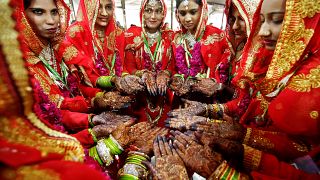 نساء يعرضن الحنة على أيديهن في زواج جماعي لمئتي مسلم ومسلمة في الهند