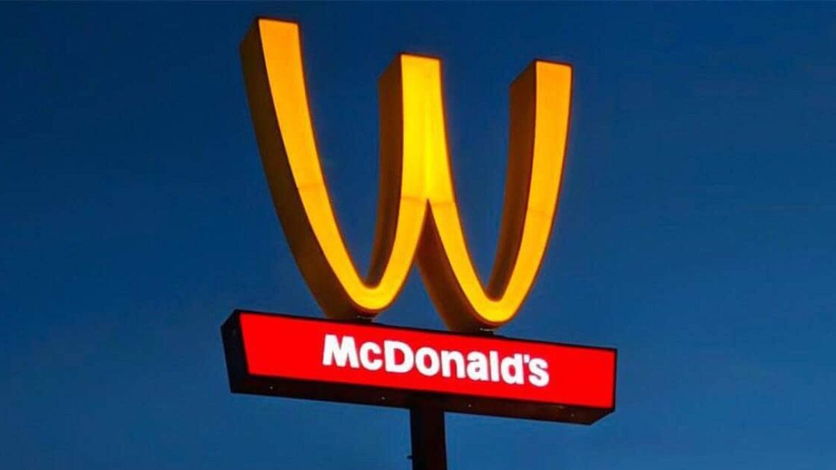 McDonald's впервые в истории изменил логотип в честь 8 Марта
