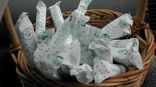 Des tampons hygiéniques sont rangés dans une corbeille Des tampons hygiéniques sont rangés dans une corbeille