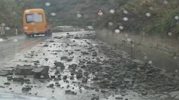 Αλβανία: Πλημμύρες και κατολισθήσεις μετά τις έντονες βροχοπτώσεις Αλβανία: Πλημμύρες και κατολισθήσεις μετά τις έντονες βροχοπτώσεις