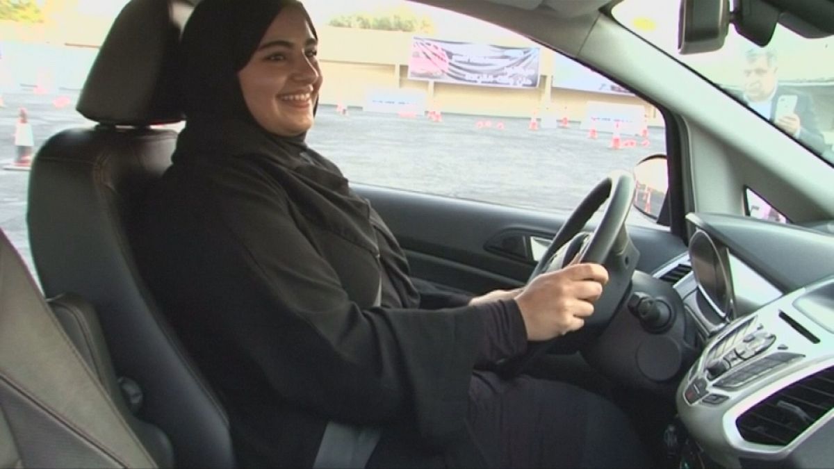 Женщины Саудовской Аравии садятся за руль