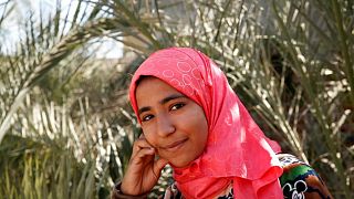 أماني الشامخ أمام منزلها في قرية أولاد سراج بمحافظة أسيوط في مصر