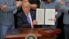 Trump muestra a las cámaras el documento tras su firma