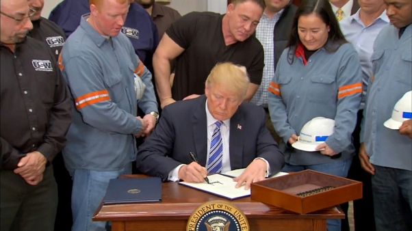 Trump vara i dazi sull'acciaio Trump vara i dazi sull'acciaio