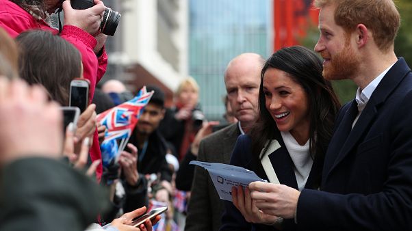 Bain de foule pour le prince Harry et Meghan Markle Bain de foule pour le prince Harry et Meghan Markle