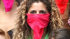 Una mujer con la ropa interior a modo de máscara