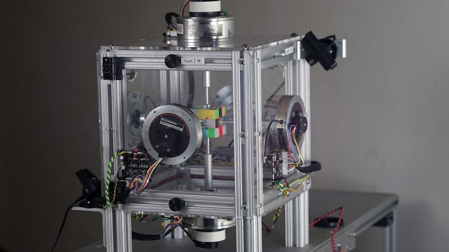 Egyharmad másodperc alatt rakja ki a Rubik-kockát egy robot