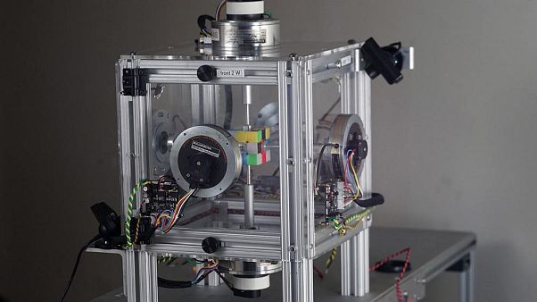 Egyharmad másodperc alatt rakja ki a Rubik-kockát egy robot Egyharmad másodperc alatt rakja ki a Rubik-kockát egy robot