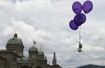 Luftballons über dem Schweizer Parlament in Bern am Tag der Frauen