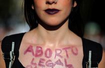 Direito ao aborto domina protestos de mulheres argentinas